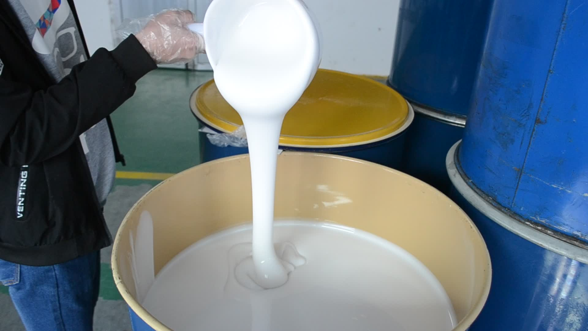 選購模具硅膠如何適應(yīng)小批量與大批量生產(chǎn)的靈活需求？